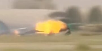 Viral Video Of Pilot Ejecting Moments Before Fighter Jet Crash In 2009 Surfacing Again – Viral Video : लड़ाकू विमान के पायलट की जांबाज़ी…आखिरी समय पर बची जान, फिर छाया इंटरनेट पर पुराना वीडियो