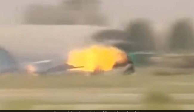 Viral Video Of Pilot Ejecting Moments Before Fighter Jet Crash In 2009 Surfacing Again – Viral Video : लड़ाकू विमान के पायलट की जांबाज़ी…आखिरी समय पर बची जान, फिर छाया इंटरनेट पर पुराना वीडियो