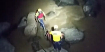 Man Gets Stuck In Raging Uttarakhand River See How He Was Rescued In Viral Video – तेज़ बहाव वाली नदी में गिरी कार, बीच में फंसा रहा शख्स, SDRF टीम ने ऐसे बचाई जान