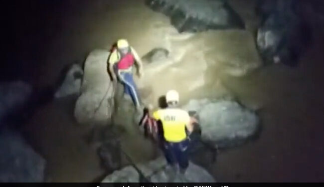 Man Gets Stuck In Raging Uttarakhand River See How He Was Rescued In Viral Video – तेज़ बहाव वाली नदी में गिरी कार, बीच में फंसा रहा शख्स, SDRF टीम ने ऐसे बचाई जान