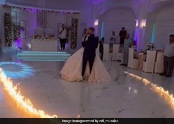 Viral Video Of Wedding Dance Bride And Groom Inside Fire Circle Lit By Friends – Viral Video : दोस्तों ने शादी के स्टेज पर लगाई आग…दूल्हा-दुल्हन करते रहे डांस… 