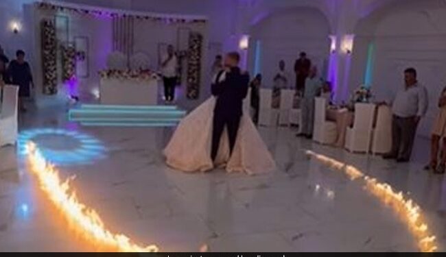 Viral Video Of Wedding Dance Bride And Groom Inside Fire Circle Lit By Friends – Viral Video : दोस्तों ने शादी के स्टेज पर लगाई आग…दूल्हा-दुल्हन करते रहे डांस… 