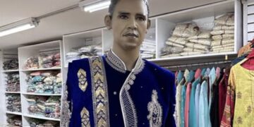 Viral Photo Mannequin Face Resemblance Barack Obama: A Mannequin That Has Odd Resemblance To Barack Obama Goes Viral