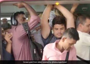 Man Tried Hard To Go Inside Metro, Old Video Going Viral On Social Media