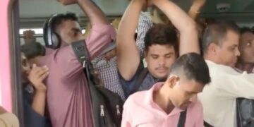 Man Tried Hard To Go Inside Metro, Old Video Going Viral On Social Media
