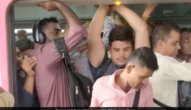 Man Tried Hard To Go Inside Metro, Old Video Going Viral On Social Media