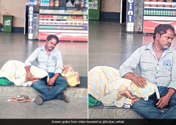 Woman Sleeping Peacefully On Man Lap Internet Says Thats Love See Heartwarming Video – ज़मीन पर बैठे शख्स की गोद में सिर रखकर सो रही थी महिला, लोग बोले