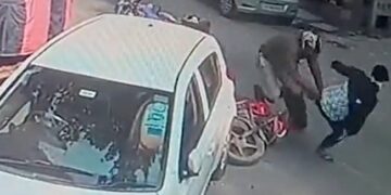 The Constable Arrested A Snatcher Without Caring For His Life, The Video Is Going Viral