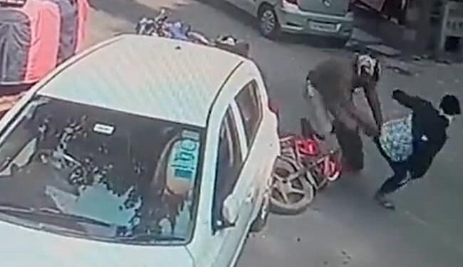 The Constable Arrested A Snatcher Without Caring For His Life, The Video Is Going Viral