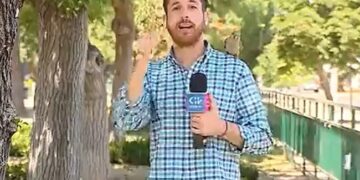 Video Journalist Was Reporting Crime, The Parrot Stole The Earphones – Video : …जब लाइव रिपोर्टिंग कर रहा था पत्रकार, तोता इयरफोन चुरा कर ले उड़ा