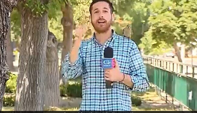 Video Journalist Was Reporting Crime, The Parrot Stole The Earphones – Video : …जब लाइव रिपोर्टिंग कर रहा था पत्रकार, तोता इयरफोन चुरा कर ले उड़ा