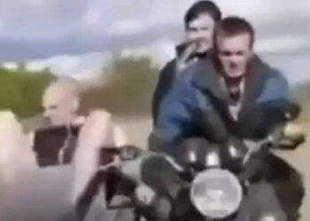 Three Friends Were Riding Bikes In Jai Veeru Style Can’t Stop Laughing After Watching The Next Video