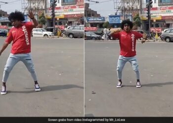 Zomato Delivery Boy Making Reels On The Road Delivery Boy Dance On Road In A Viral Video – डिलीवरी बॉय रास्ते में रुककर बनाने लगा रील, वायरल हुआ Video, लोगों ने कहा