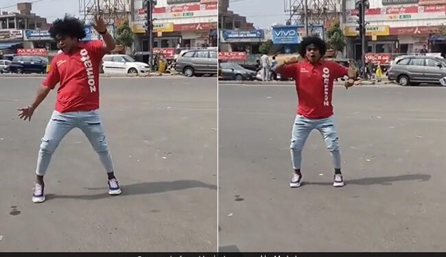 Zomato Delivery Boy Making Reels On The Road Delivery Boy Dance On Road In A Viral Video – डिलीवरी बॉय रास्ते में रुककर बनाने लगा रील, वायरल हुआ Video, लोगों ने कहा