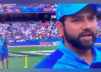 R Ashwin Viral Video: T20 World Cup 2022 R Ashwin Smelling Clothes On Ground Rohit Sharma India Vs Zimbabwe