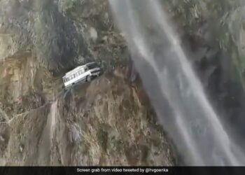 Bus Travelling Along Super Narrow Road In Himachal Pradesh Harsh Goenka Shares Spine Chilling Viral Video