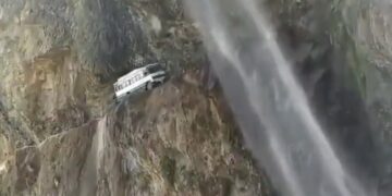 Bus Travelling Along Super Narrow Road In Himachal Pradesh Harsh Goenka Shares Spine Chilling Viral Video
