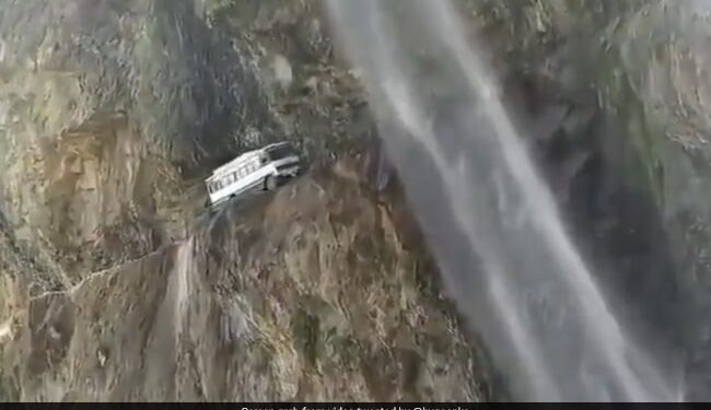 Bus Travelling Along Super Narrow Road In Himachal Pradesh Harsh Goenka Shares Spine Chilling Viral Video