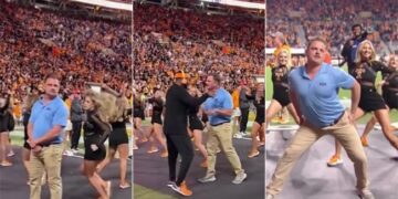 Guard Engaged In The Security Guard Of The Dancers In The Stadium Did A Tremendous Dance Video Viral On Social Media
