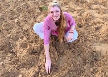 A German Woman Is Sowing Onions In The Village Fields With Vermilion On Her Forehead, Saying- I Am Having Fun! – माथे में सिंदूर लगाए गांव के खेतों में प्याज बो रही है जर्मनी की महिला, कह रही है