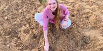 A German Woman Is Sowing Onions In The Village Fields With Vermilion On Her Forehead, Saying- I Am Having Fun! – माथे में सिंदूर लगाए गांव के खेतों में प्याज बो रही है जर्मनी की महिला, कह रही है