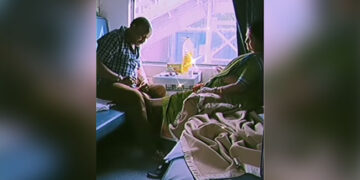 Husband Applying Nail Polish On His Wife Toes While Sitting In The Train Internet Loves It See Viral Video – ट्रेन में बैठकर पत्नी के पैरों में नेल पॉलिश लगा रहा था पति, वायरल हुआ Video, लोग बोले