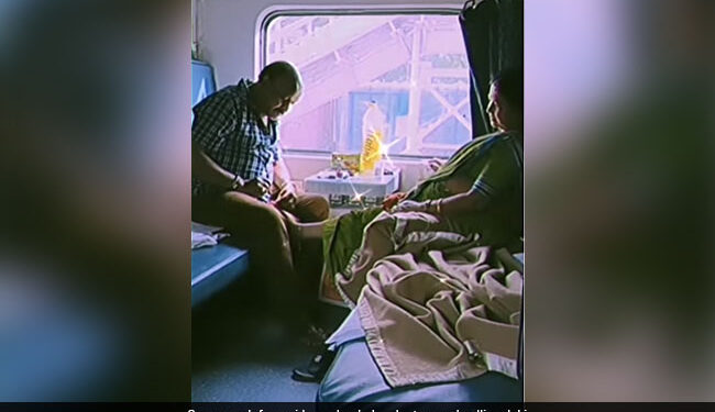 Husband Applying Nail Polish On His Wife Toes While Sitting In The Train Internet Loves It See Viral Video – ट्रेन में बैठकर पत्नी के पैरों में नेल पॉलिश लगा रहा था पति, वायरल हुआ Video, लोग बोले