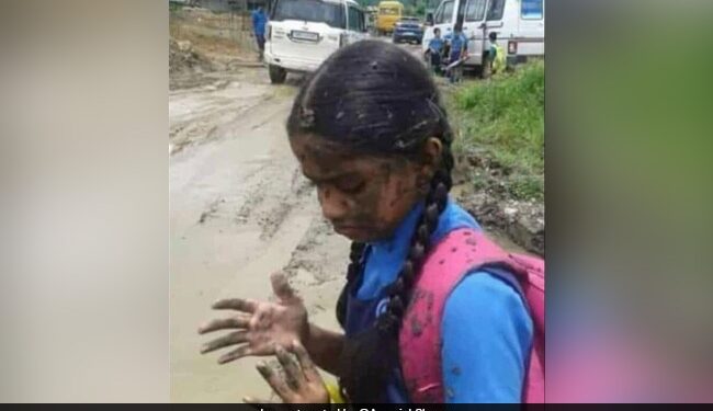 The Girl Was Going To School, The Mud From The Car, The IAS Said- Slow Down The Car After Seeing The Children On The Way – स्कूल जा रही थी बच्ची, गाड़ी से पड़ा कीचड़, IAS ने कहा