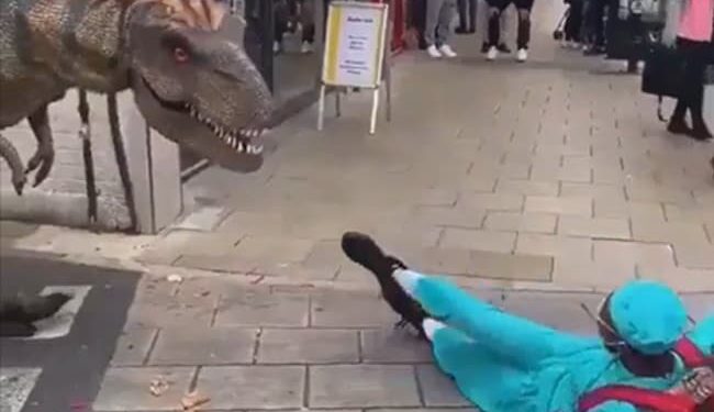 सड़क पर अचानक आ गया ख़तरनाक जानवर, जिसे देख लोग अपनी जान बचाने लगे, जानें इसकी सच्चाई