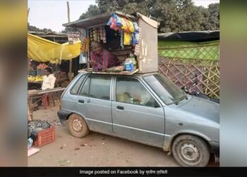 Jugaad For Shop Man Made Shop On Maruti Car Roof Shop Desi Man Unique Jugaad Video Viral – अतिक्रमण के डर से शख्स ने किया यूनिक जुगाड़, मारुती कार की छत पर ही बना ली दुकान, लोग बोले
