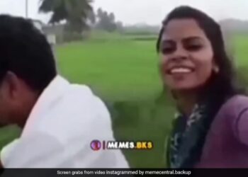 Girlfriend Making Reels Sitting Behind On Bike Suddenly Boy Looked Back On Mobile Then What Happened Next Funny Video Viral – बाइक पर पीछे बैठी गर्लफ्रेंड बना रही थी Reels, लड़के ने जैसे ही पलटकर देखा, फिर जो हुआ, लोग बोले