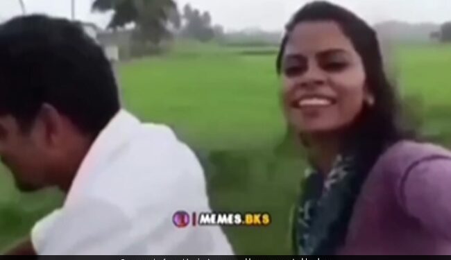Girlfriend Making Reels Sitting Behind On Bike Suddenly Boy Looked Back On Mobile Then What Happened Next Funny Video Viral – बाइक पर पीछे बैठी गर्लफ्रेंड बना रही थी Reels, लड़के ने जैसे ही पलटकर देखा, फिर जो हुआ, लोग बोले