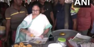 West Bengal CM Mamata Banerjee Stopped Her Convoy At A Roadside Tea Stall And Started Serving Pakoda To The People, In Jhargram