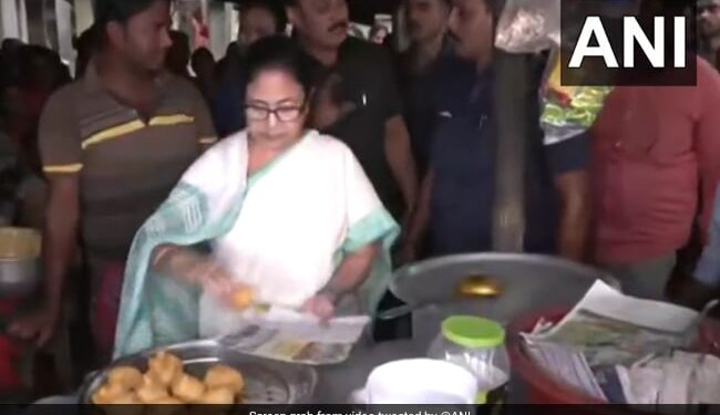 West Bengal CM Mamata Banerjee Stopped Her Convoy At A Roadside Tea Stall And Started Serving Pakoda To The People, In Jhargram