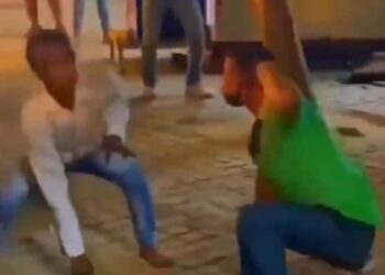Fight Viral Video: Two Drunk Men Caught Fighting Each Other, Funny Fighting Viral Video