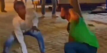 Fight Viral Video: Two Drunk Men Caught Fighting Each Other, Funny Fighting Viral Video