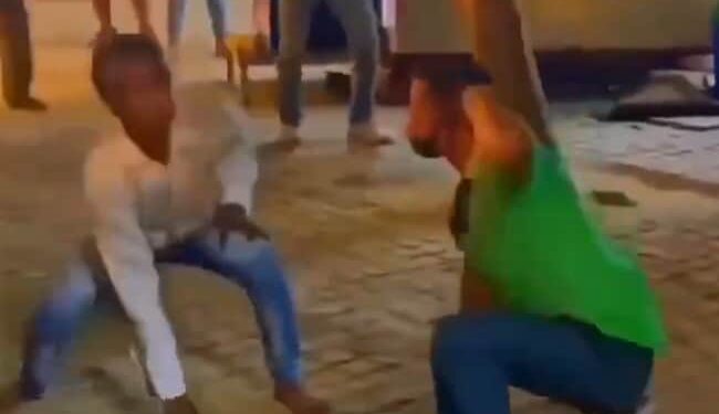 Fight Viral Video: Two Drunk Men Caught Fighting Each Other, Funny Fighting Viral Video
