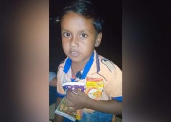 Little Boy Filmy Style: Innocent Little Boy Filmy Style Said He Is Afraid Of Bapu Not Of Bullet Or Sword