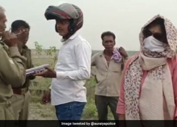 VIDEO: IPS In UP, Disguises Herself To Test Her Policemen, Reports Robbery – VIDEO: महिला IPS अधिकारी ने अपनी ही पुलिस का टेस्ट लेने के लिए बदला भेस, कर दी सशस्त्र लूट की रिपोर्ट