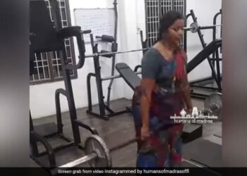 At The Age Of 56, Wearing A Sari, A Woman Did Wonders In The Gym, People Said – Zindabad, Zindabad – 56 साल की उम्र में साड़ी पहनकर महिला ने जिम में किया कमाल, लोगों ने कहा