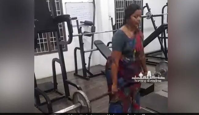 At The Age Of 56, Wearing A Sari, A Woman Did Wonders In The Gym, People Said – Zindabad, Zindabad – 56 साल की उम्र में साड़ी पहनकर महिला ने जिम में किया कमाल, लोगों ने कहा