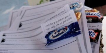 Man Jugaadu Method To Find A Job: Dubai Man Looking For Job Hands Over Resume To People With Chocolate Bar