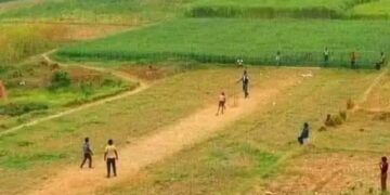 By Sharing The Picture Of Playing Cricket In The Village, The IAS Asked – Tell The Rules Of This Game? What Do You Think – गांव में क्रिकेट खेलने की तस्वीर शेयर कर आईएएस ने पूछा