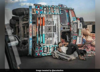 Despite The Truck Overturning, The Driver Didnt Care, IPS Said – Talking Like A King! – ट्रक पलटने के बावजूद ड्राइवर को कोई फर्क नहीं पड़ा, IPS ने कहा