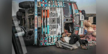 Despite The Truck Overturning, The Driver Didnt Care, IPS Said – Talking Like A King! – ट्रक पलटने के बावजूद ड्राइवर को कोई फर्क नहीं पड़ा, IPS ने कहा