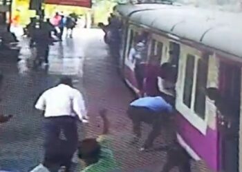Watch: Mumbai Two Rpf Jawans Saved Lives Of A Woman And Her Child Who Fell Off A Moving Local Train At Mankhurd Railway Station