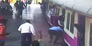 Watch: Mumbai Two Rpf Jawans Saved Lives Of A Woman And Her Child Who Fell Off A Moving Local Train At Mankhurd Railway Station