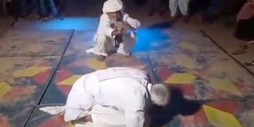 Nagin Dance Video Elderly Man Doing Naagin Dance Lying Down On Dj Floor With Friend Funny Dance Video Viral – डीजे फ्लोर पर नागिन बने बुजुर्ग ने मचाया धमाल, लेट-लेटकर किया डांस, बीन बजाकर थका सपेरा, लोग बोले