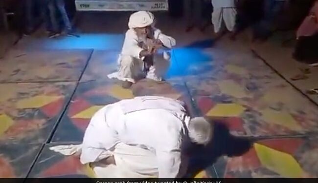 Nagin Dance Video Elderly Man Doing Naagin Dance Lying Down On Dj Floor With Friend Funny Dance Video Viral – डीजे फ्लोर पर नागिन बने बुजुर्ग ने मचाया धमाल, लेट-लेटकर किया डांस, बीन बजाकर थका सपेरा, लोग बोले