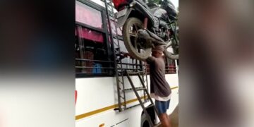 Man Put The Motorcycle On His Head Climbs On Bus Roof Without Holding It Internet Call Him Real Bahubali See Viral Video – शख्स ने सिर पर रखी मोटरसाइकिल, बिना हाथों से पकड़े बस पर लेकर चढ़ गया, लोग बोले